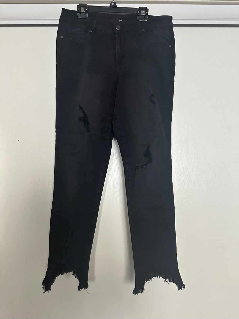 1822 Denim Black Skinny Jeans with Distressed Knees and Frayed Hem